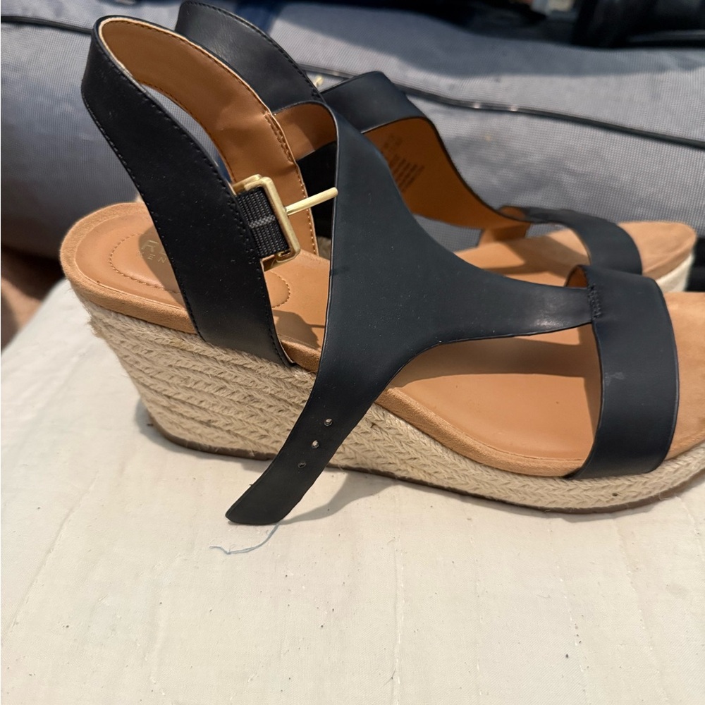 Kenneth Cole Reaction Black and Tan Wedge Sandals - Picture 2 of 5